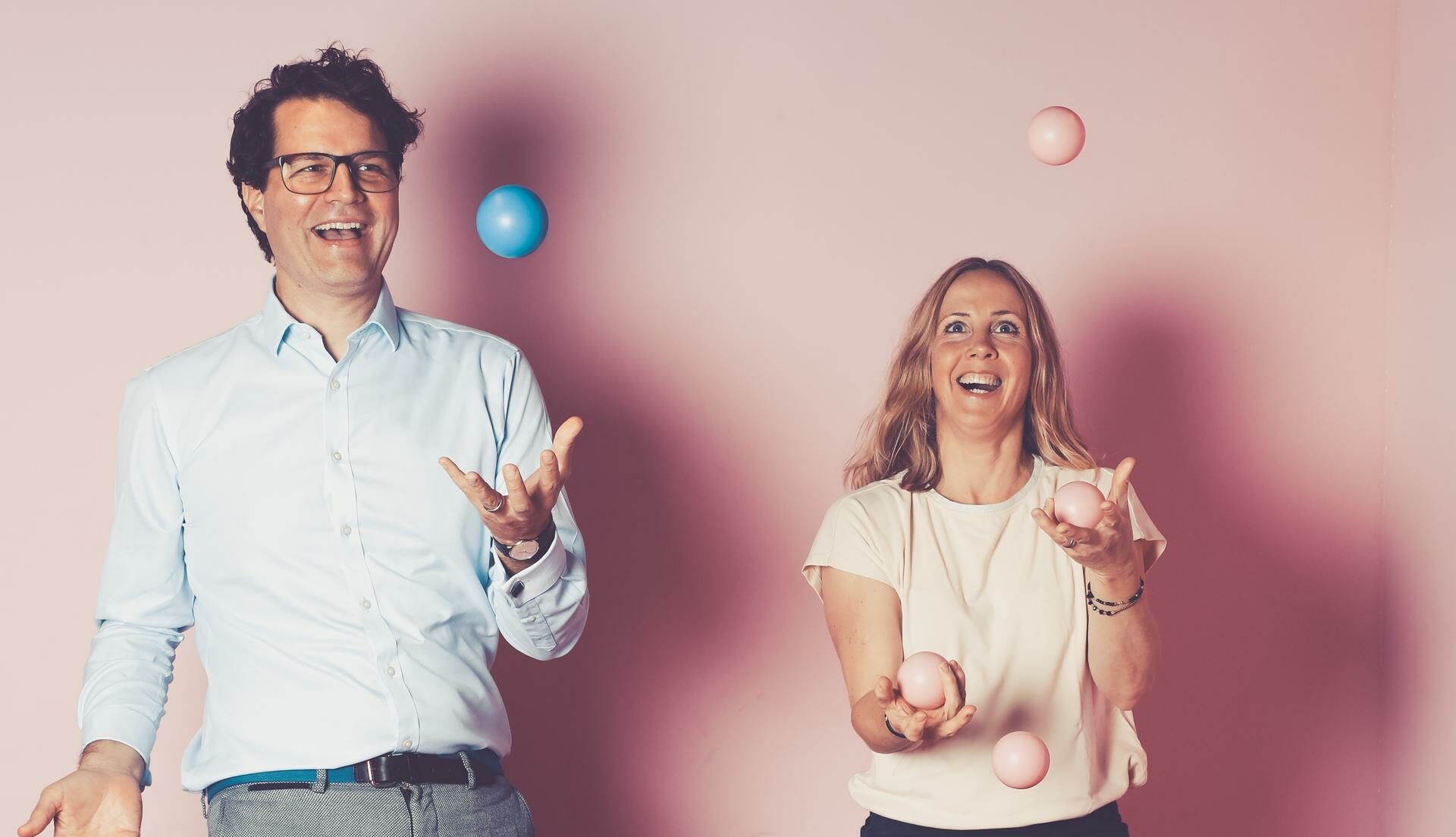 Anja and Christoph Püttgen juggling colorful balls